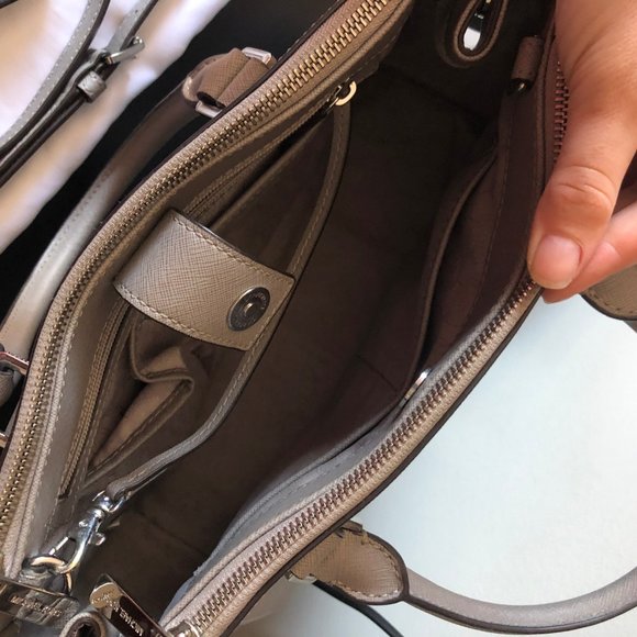 MEDIUM GREY MICHAEL KORS PURSE - Picture 3 of 4